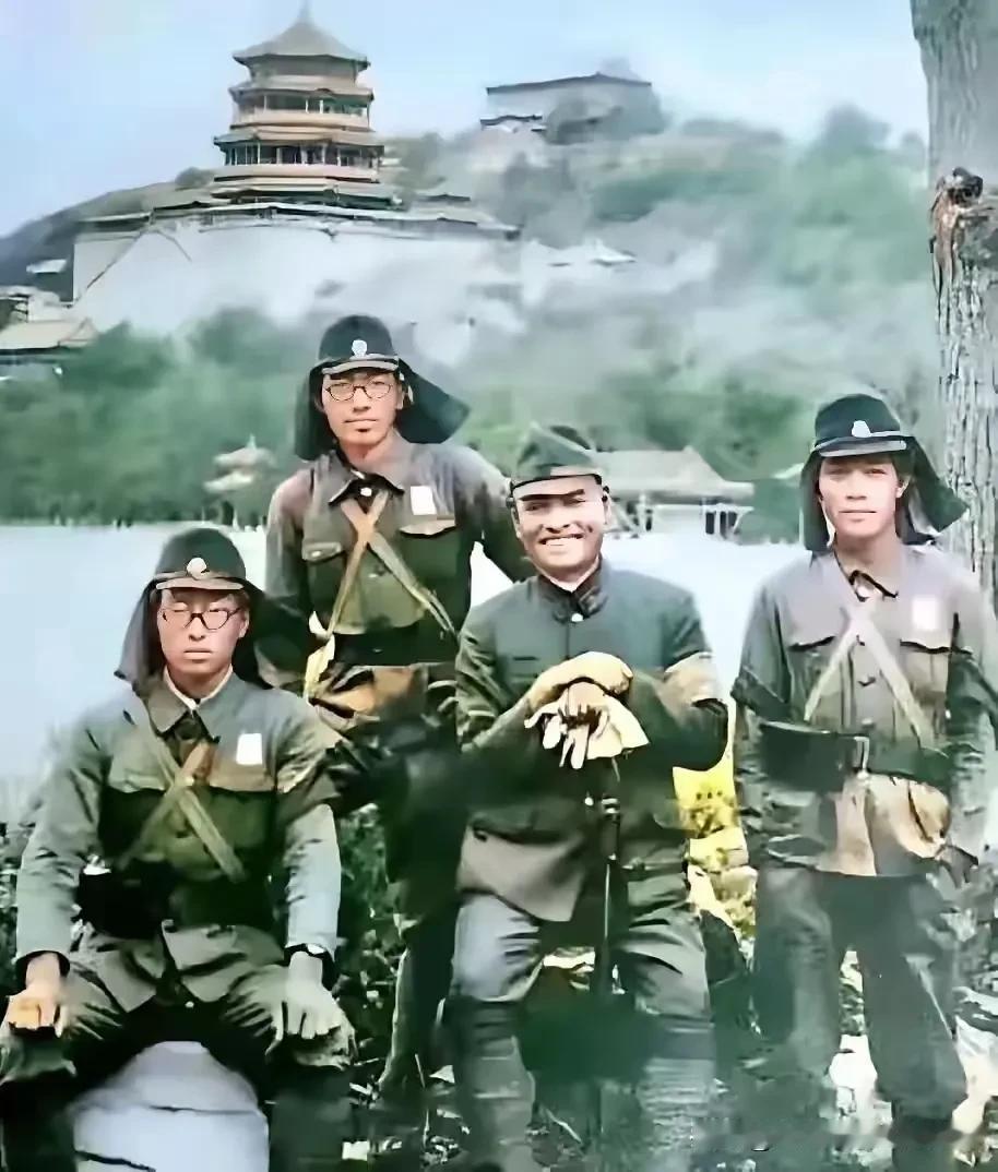 这些侵略者在颐和园前留影，从图片中看，很多都是年轻的学生，他们被军国主义洗脑，成