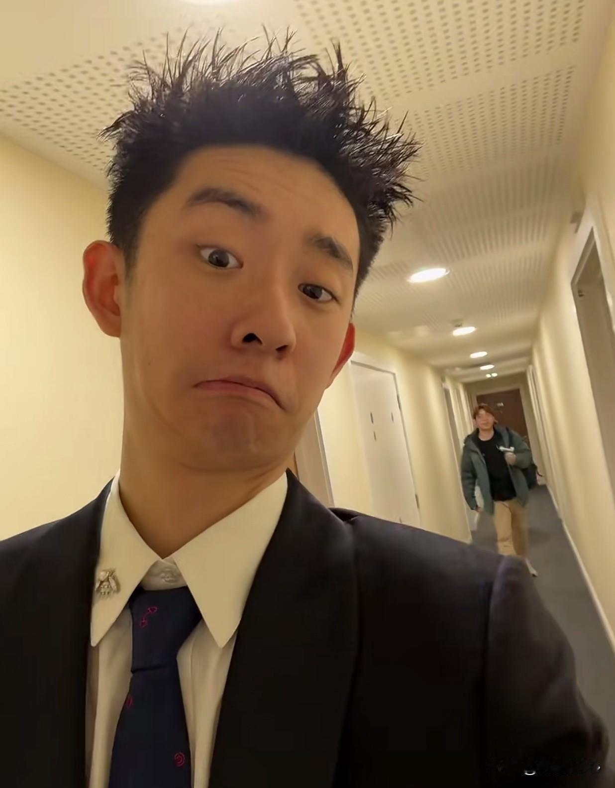 火箭：我徒弟是去年的冠军
磨王：我徒弟进半决赛了
火箭：你徒弟是谁？
磨王：干掉