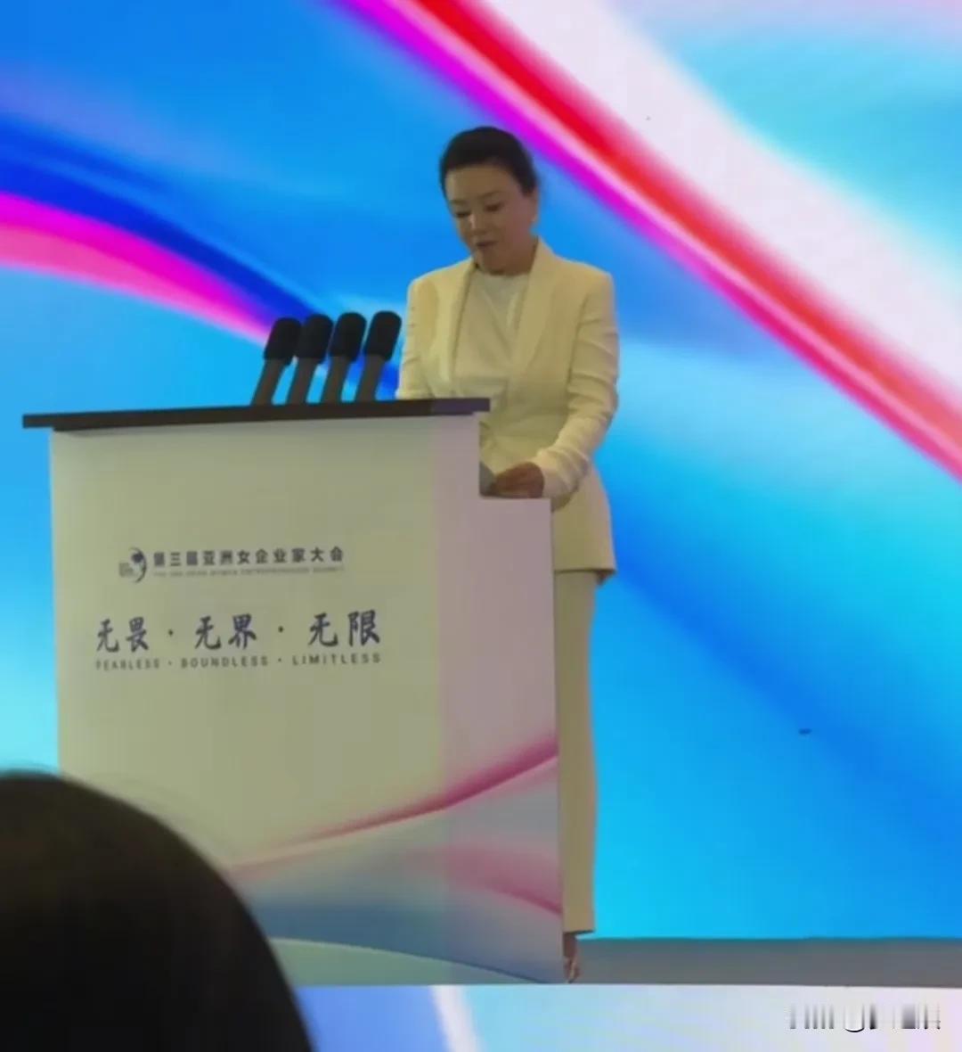 ……
人生不可能一帆风顺，

你要学会逆风前行，

等你成功的那一天，

回头看
