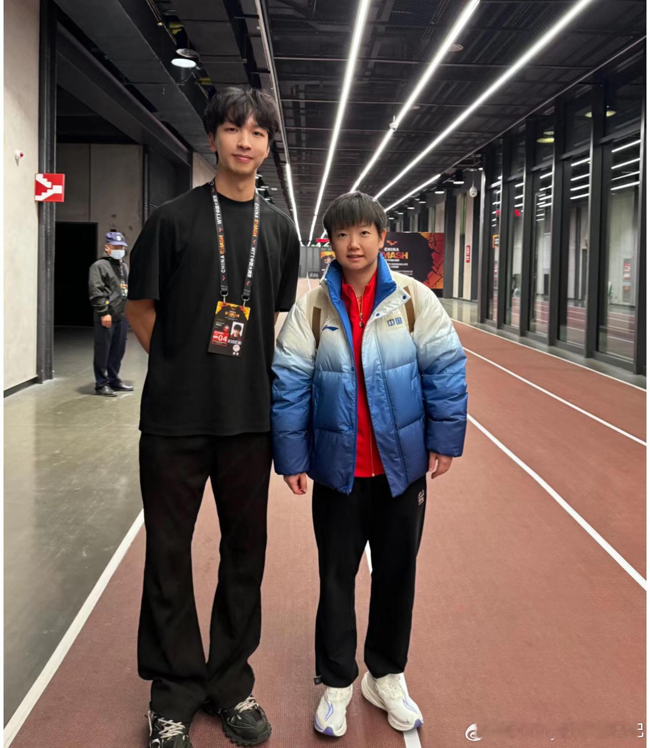 #肖凯文晒与孙颖莎合照#肖凯文你很会击掌吗？能不能让孙颖莎也跟我拍一下[哇]#肖