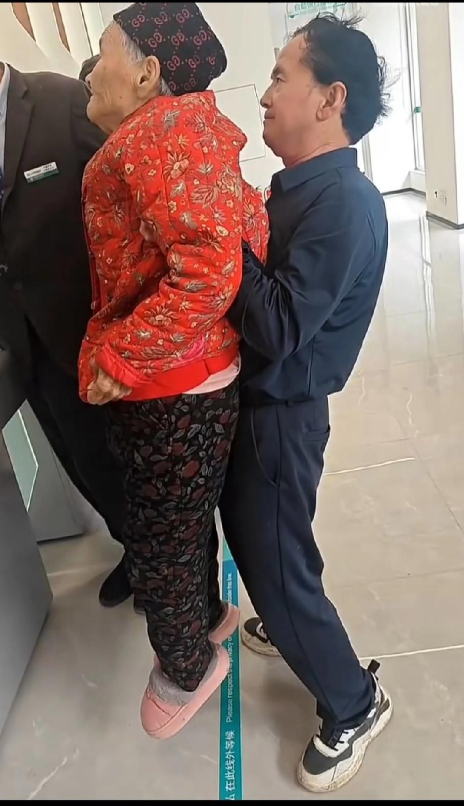 这应该是“世界第一举母刷脸”吧。造一个新词“举母刷脸”。

       看到一