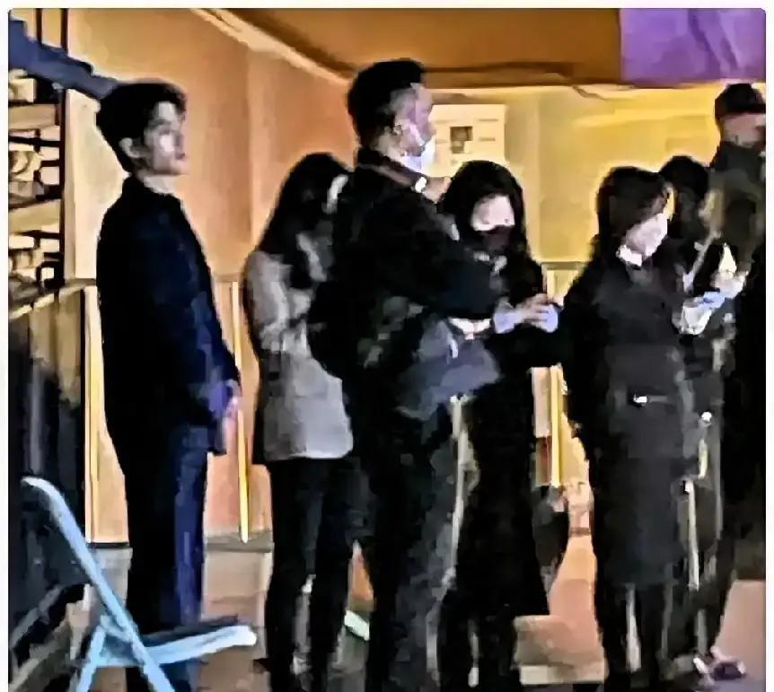 肖战昨晚微博之夜领奖，现场粉丝尖叫声大到主持人两次停麦。

镜头扫过去，他穿一身