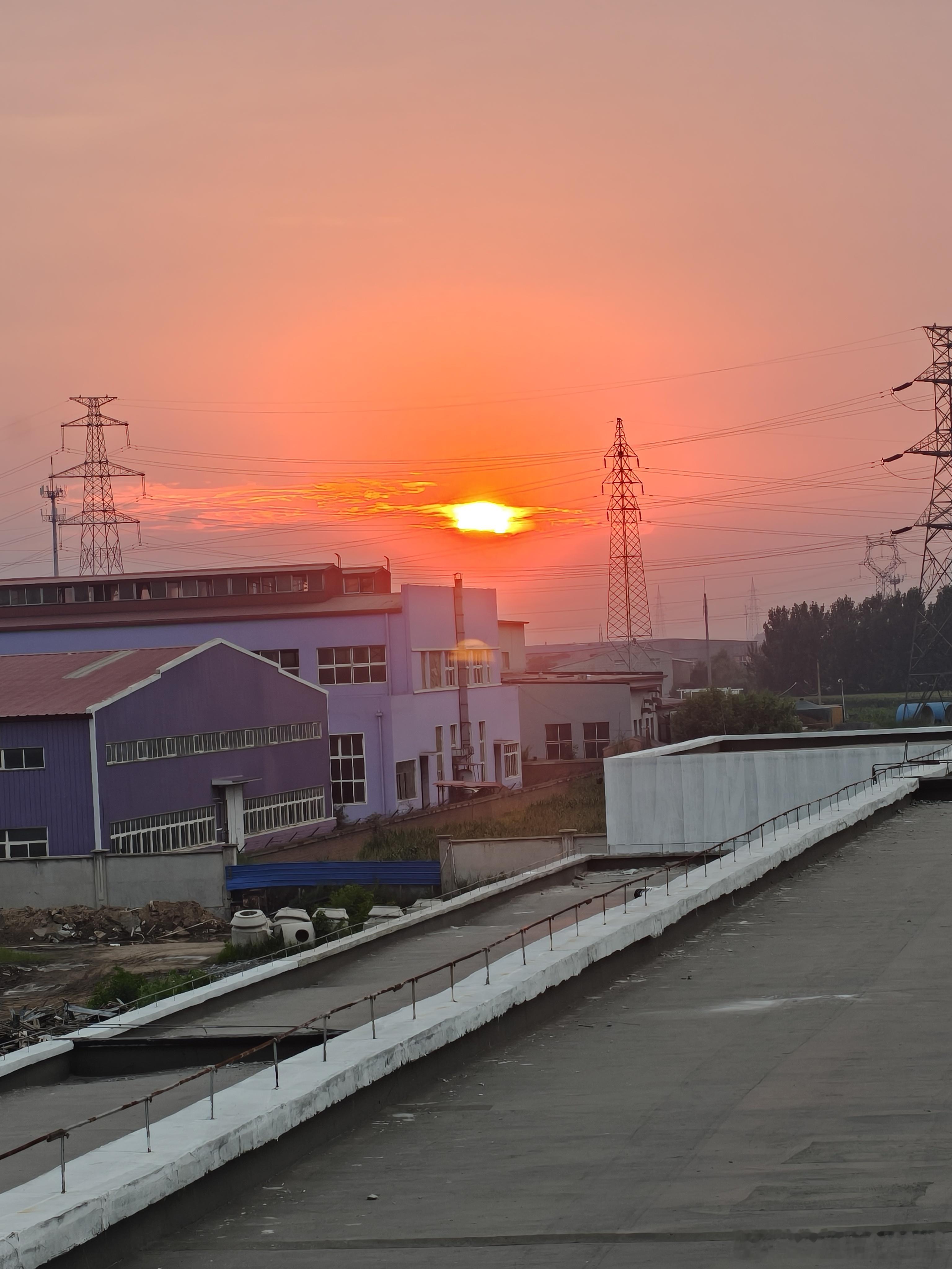 婚姻并不是爱情的坟墓，不懂经营才是。家也不是讲理的地方，而是讲爱的地方。 ​​​