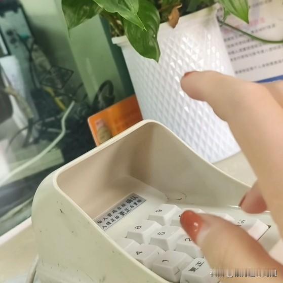 国有银行的存款安全度众所周知，但是国债的安全度可以说比国有银行的存款还要高。

