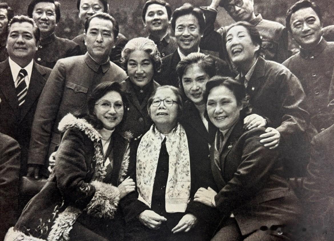 1979年11月14日，《诗刊》社文艺晚会结束大合照。前排夏梦和白杨一左一右握着