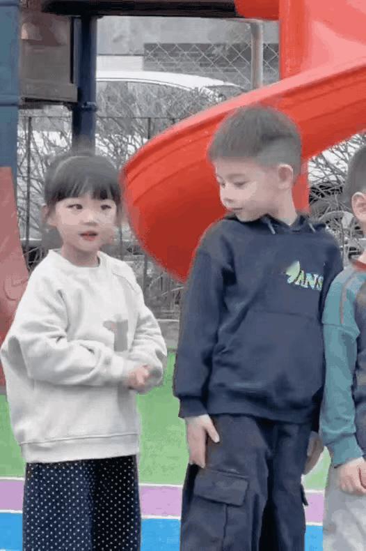 哇！好暖的小男生，还有这个好乖的小女孩儿，几个小碎步惊艳了小时光。