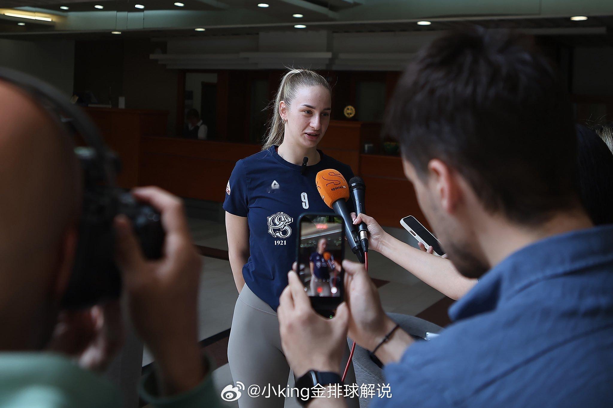 塞尔维亚公布第一批集训名单，乌泽拉茨 阿莱克西奇领衔。 