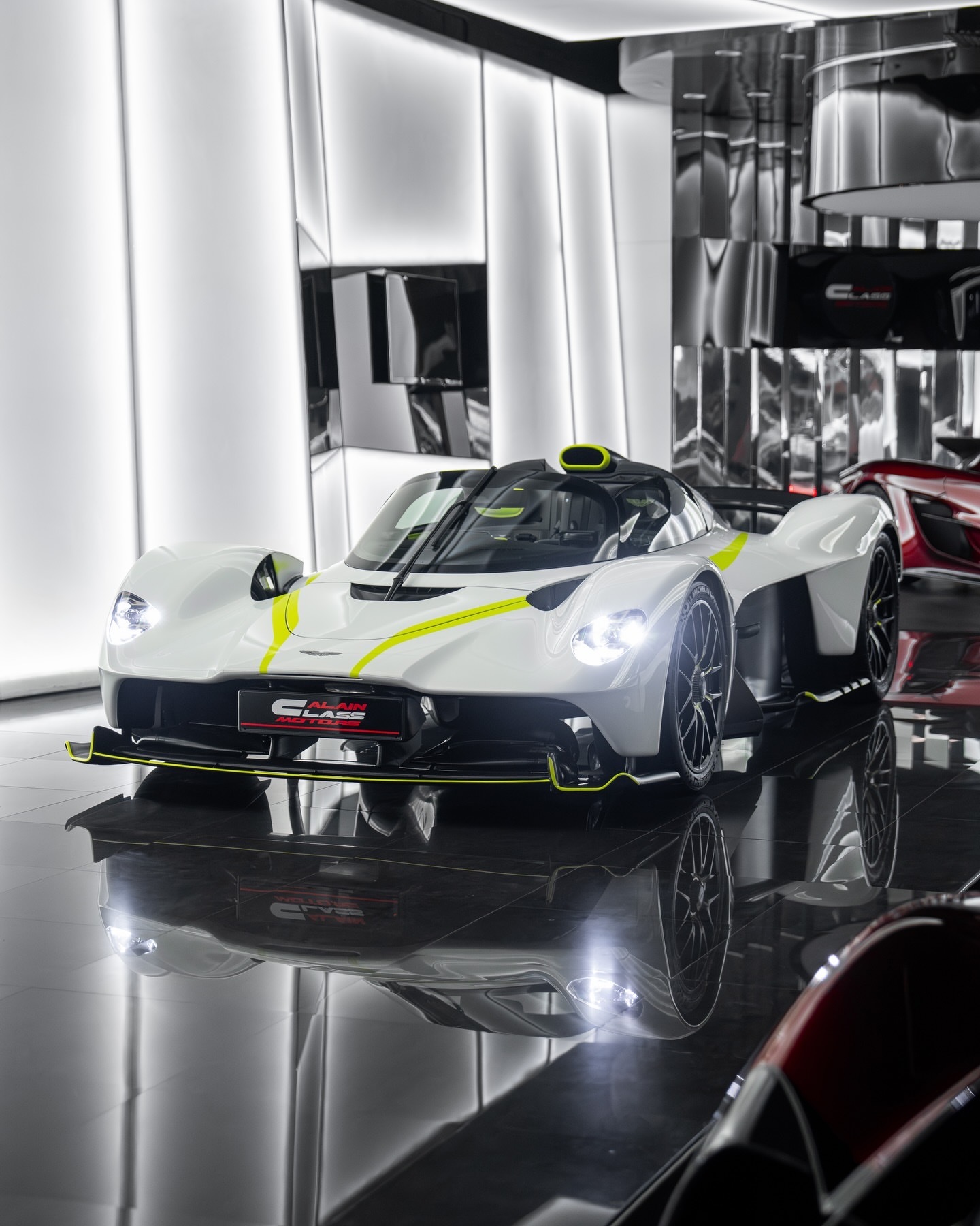 阿斯顿·马丁Valkyrie Spider重力在这里无能为力。每一线条都切割着风