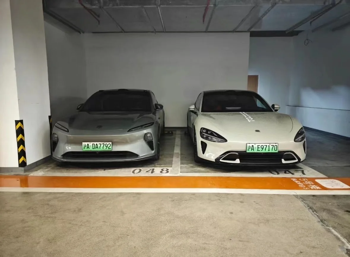 当蔚来ET5和小米SU7在地库里相遇，大家有没有发现到一个问题？那就是未来的车灯...