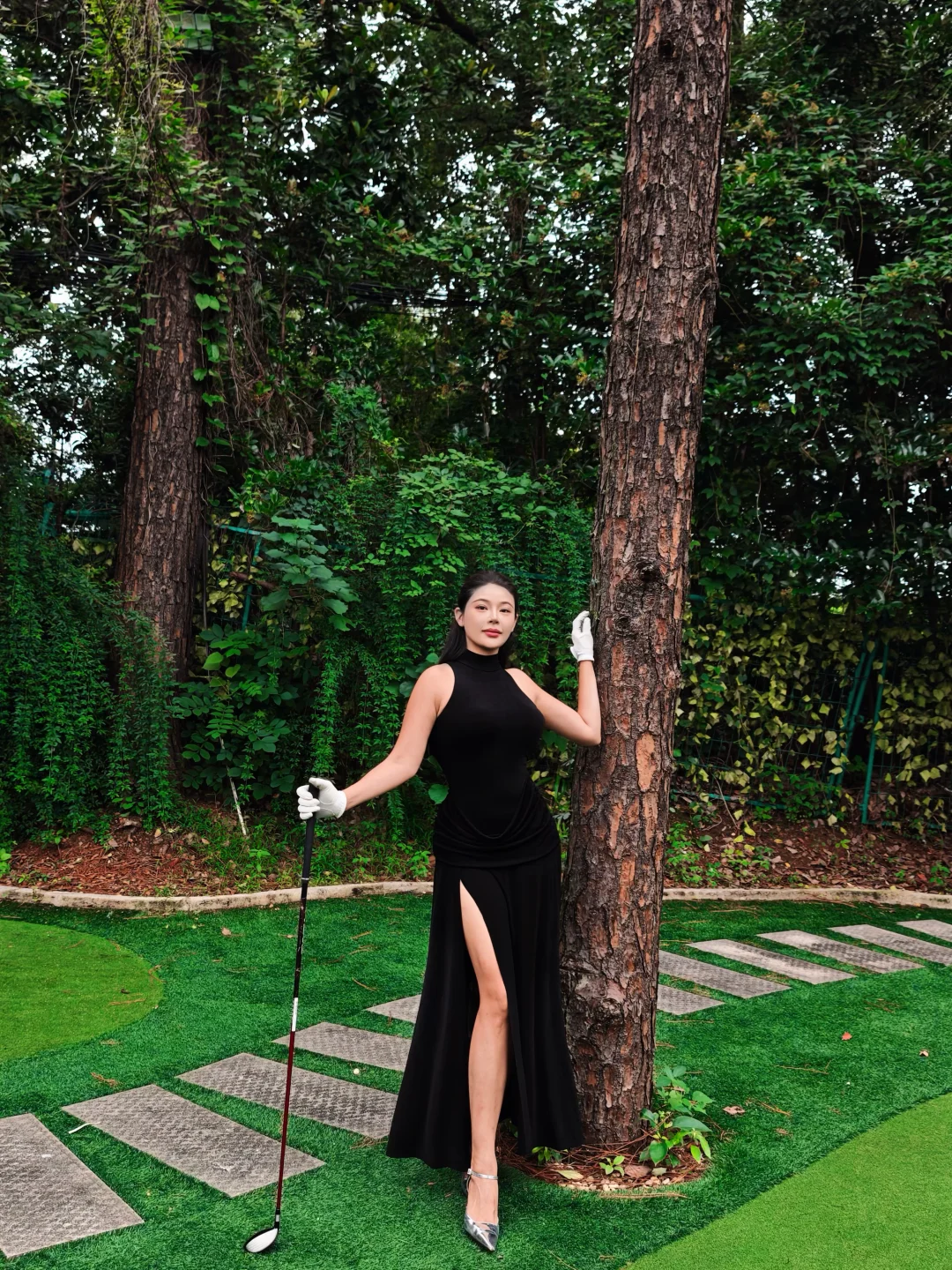 躲进城市山林里打高尔夫也太治愈了🌲 满眼翠绿包裹住练习场，阴天自带清...