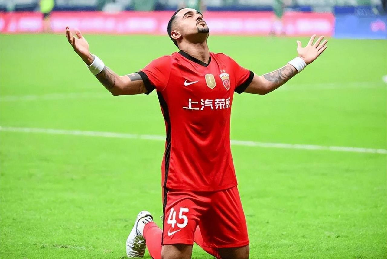 上海海港怎么了？
上海海港0比1输给上海申花，本赛季开局2胜3负，跟2022赛季