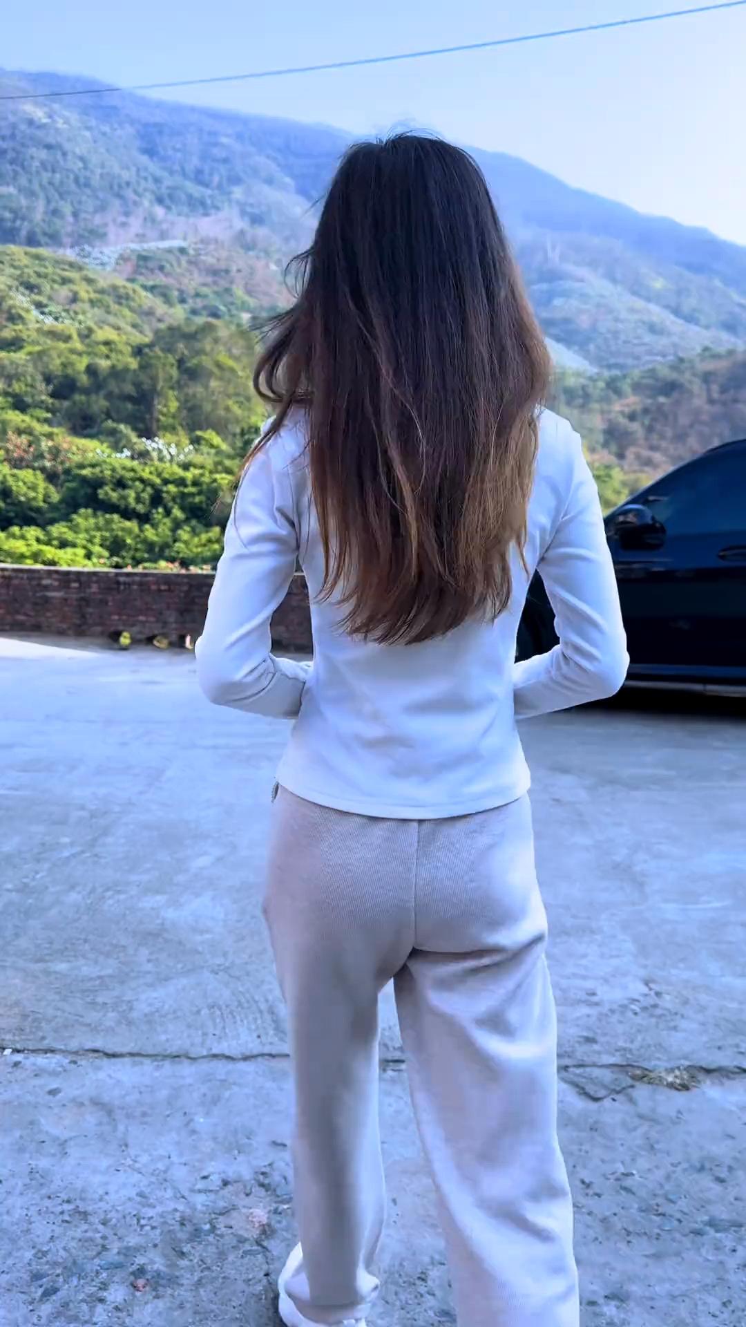 山外青山楼外楼，人在画中游。