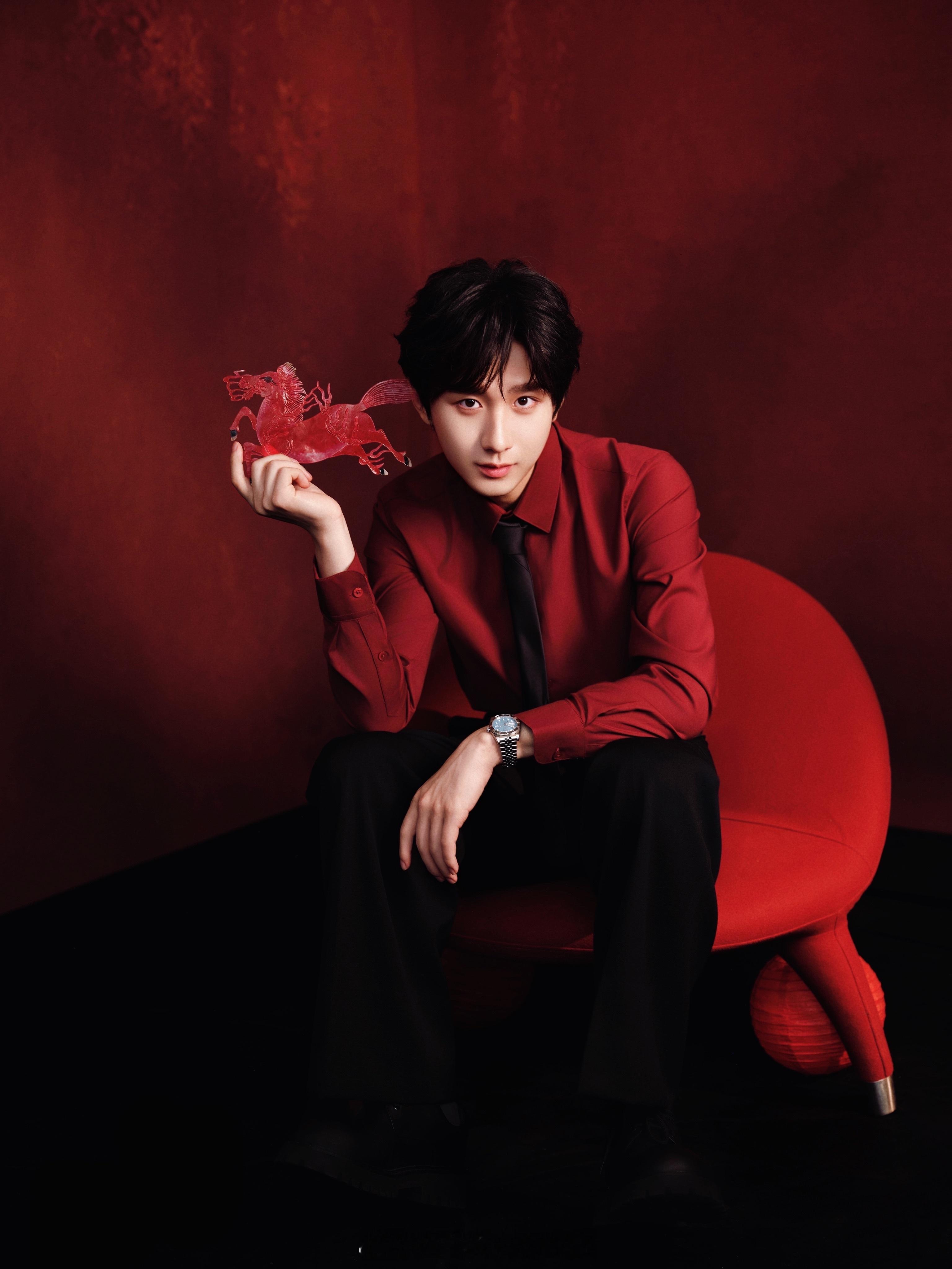 成毅除夕大片，马年大吉，新的一年继续红红火火 