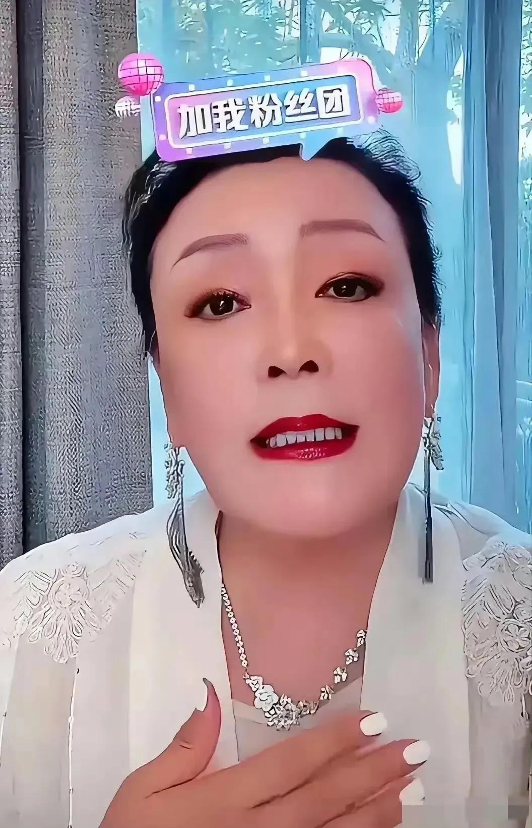 这对母子摊上事了，被封禁，被审判，儿子和妈断绝了关系，人家悲剧重演，再有钱再强势