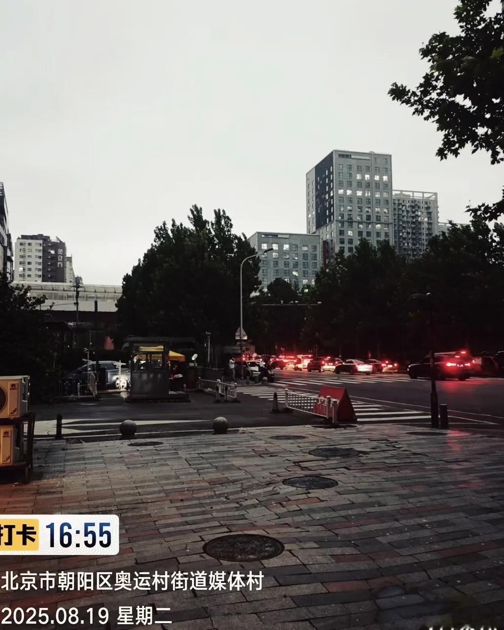 晒图笔记大赛 暮色笼城楼，车流映灯影。