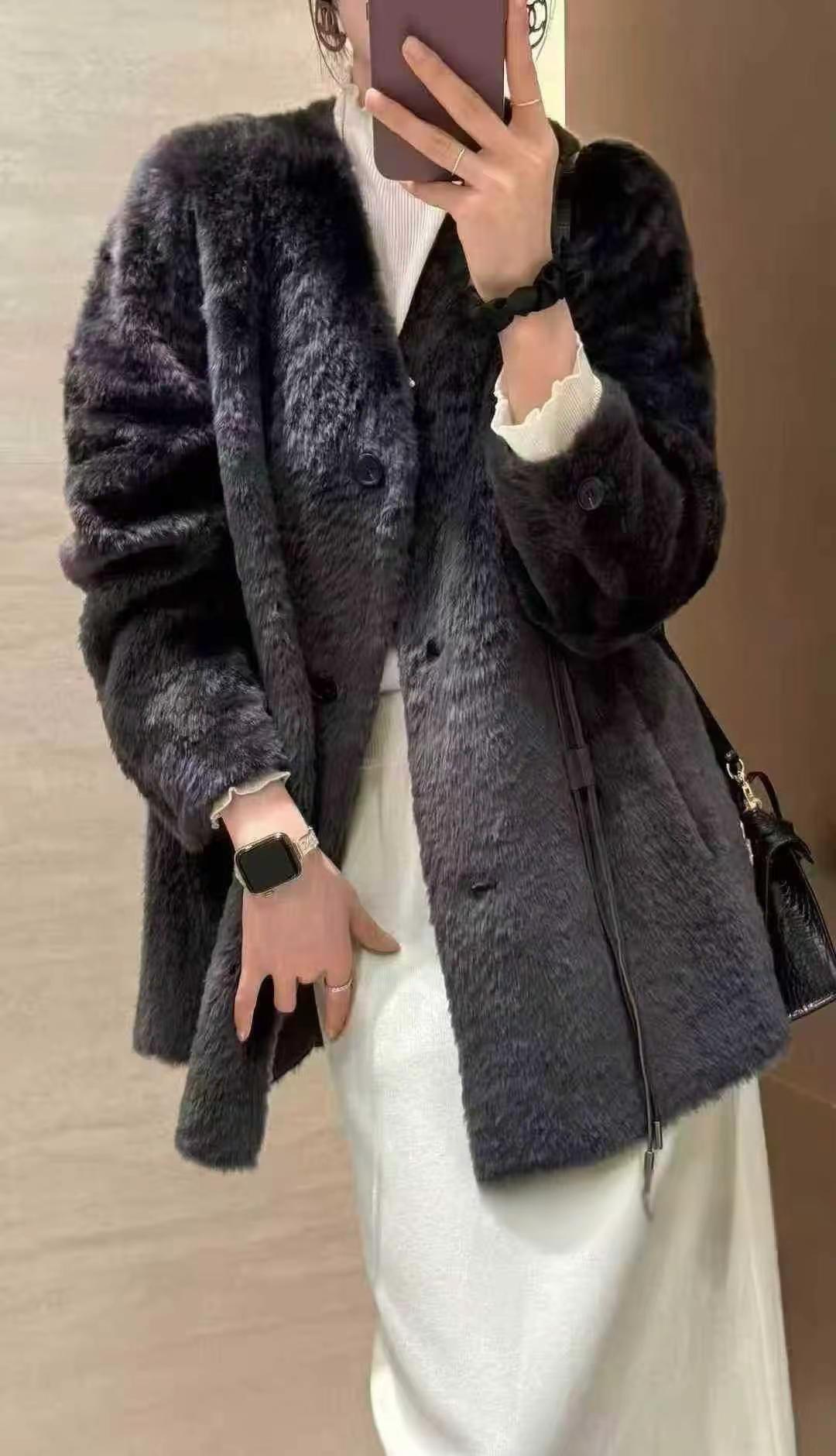 冷空气一来，皮毛一体直接抢疯了。
绍兴轻纺城库存只剩两成，老板们半夜打电话抢布，