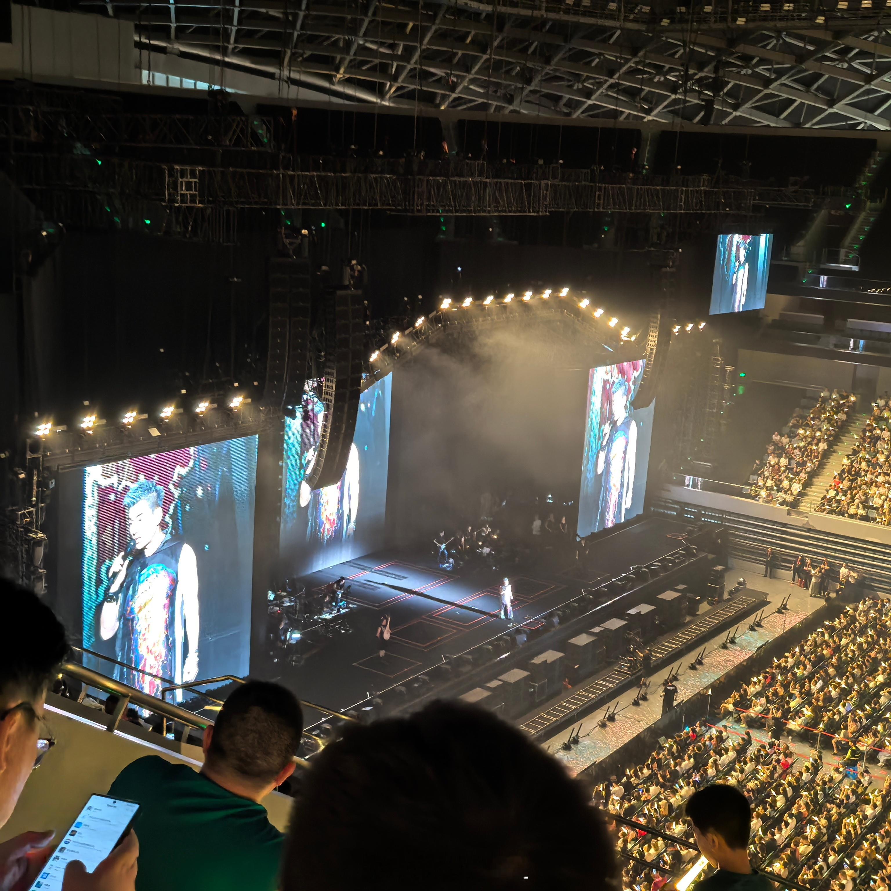 烟烟说，现在中年人来演唱会重温过去的时光，体验下之前唱K的回忆[微笑] 大家都需