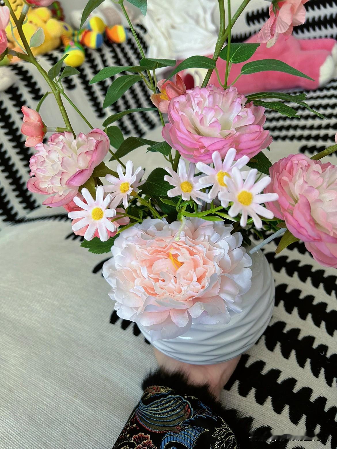 我养了一盆花🌸

它的名字叫假花（不用浇水且一直能活的那种[偷笑][偷笑]）