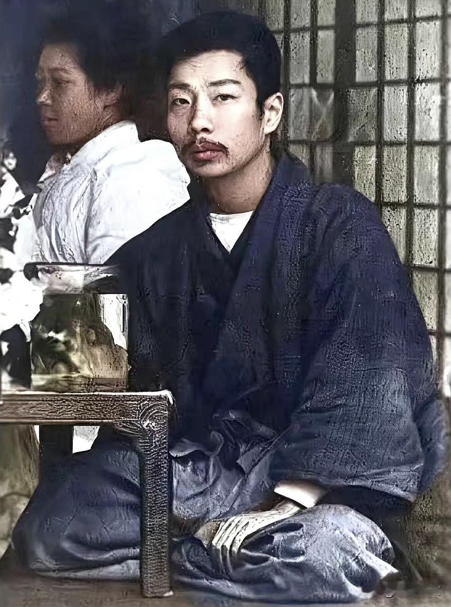 1909年，年轻时的鲁迅穿着和服在日本东京留学时的留影。 ​​​