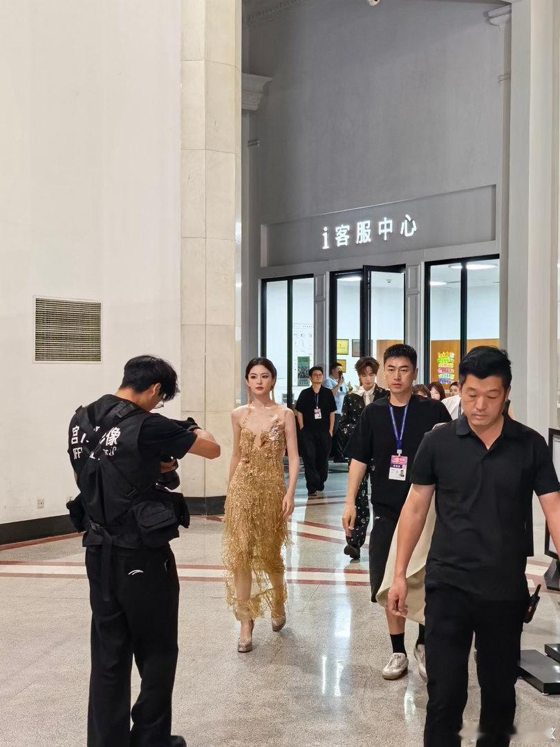 赵晴鎏金女神赵晴鎏金礼裙聚焦时装周秀场，赵晴一袭鎏金礼裙惊艳亮相。裙身光泽细腻柔