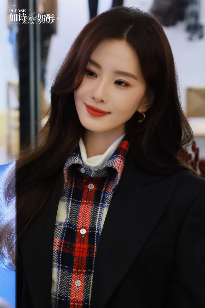 刘诗诗今日参加品牌活动这状态也太绝了，无人能从姐姐的歪头笑里走出