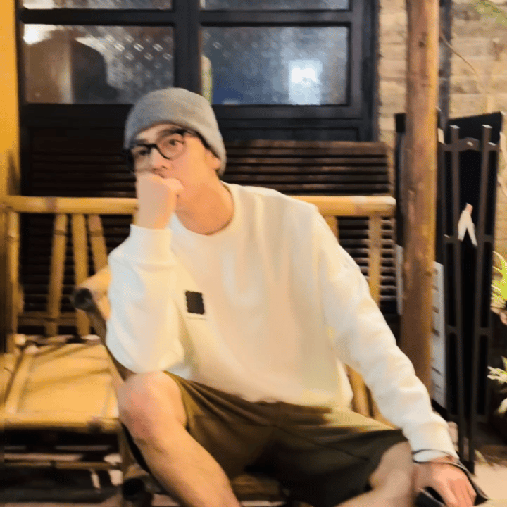 肖战营业🈶走在家乡大街一身便装青年也许生活就是这样简单且美好吧 ​​​