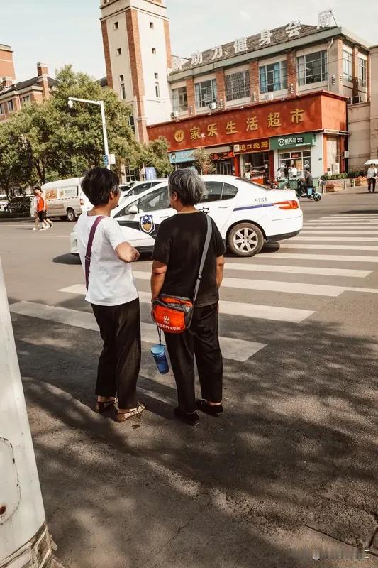 只有今生没有来世，当然要珍惜身边人。人生本就如梦幻泡影，岁月匆匆，穷富得失不过是