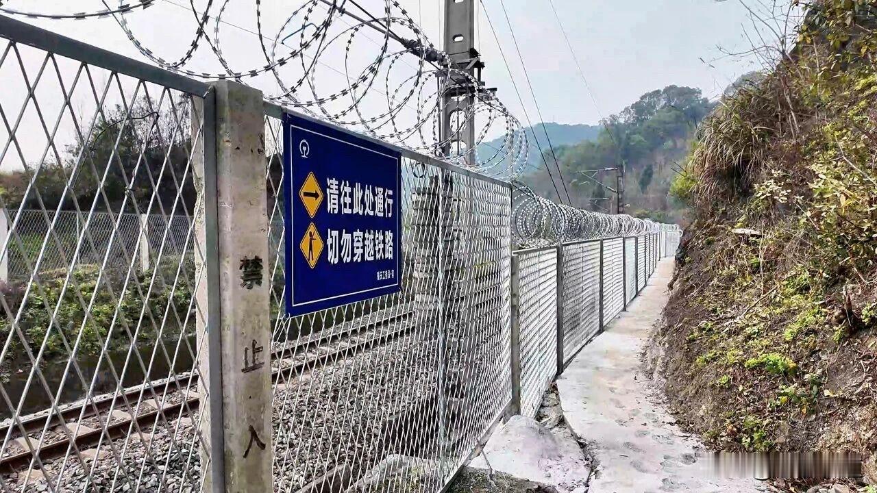 集卡领红包近日，在川黔铁路46公里360米处，重庆工务段赶水桥路车间三江桥路巡防