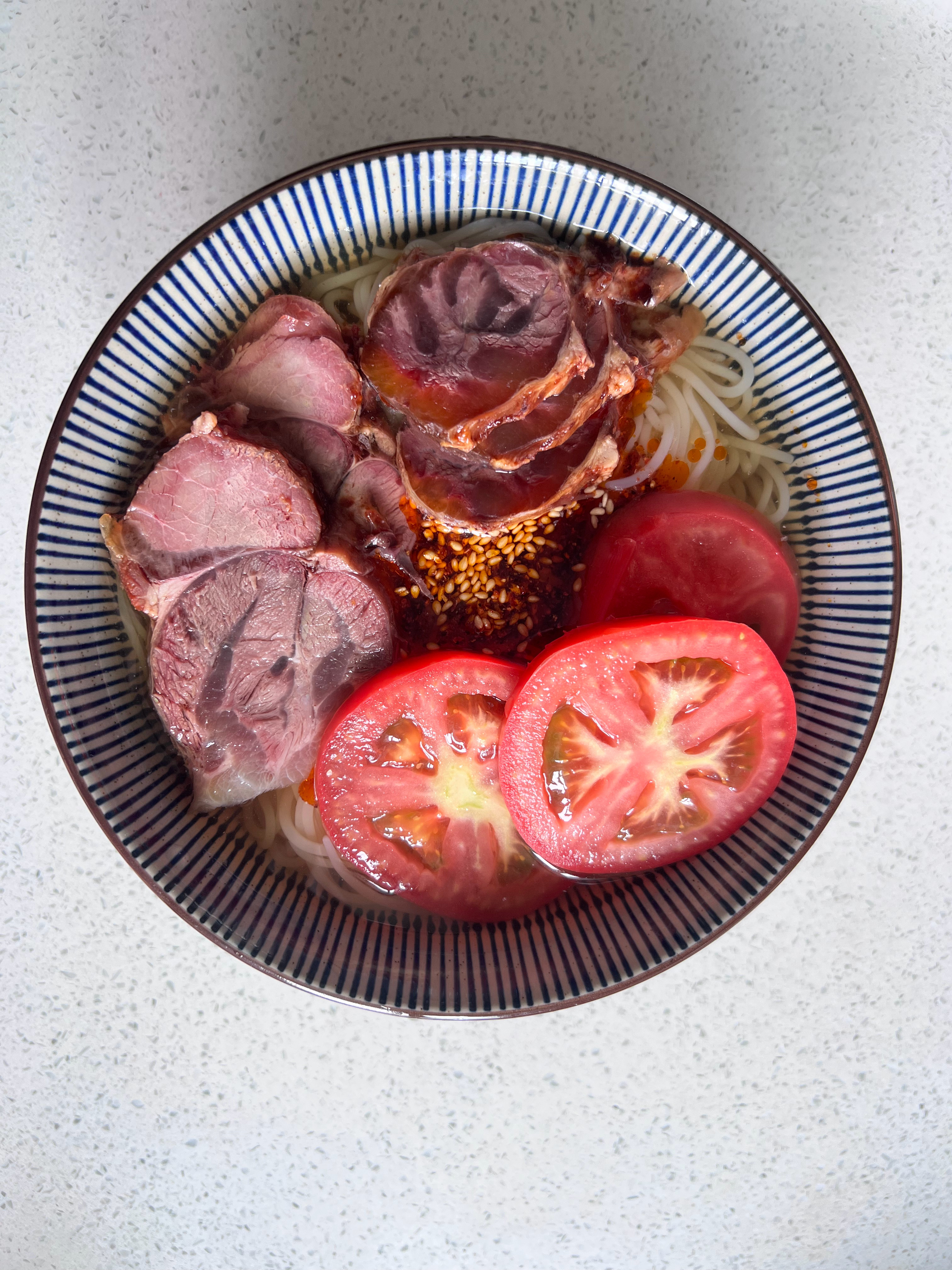 今天吃冷面，绿色蔬菜是黄瓜，我懒得切丝，咔哧咔哧咬了