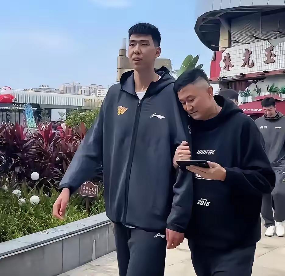 果然是不是冤家不聚头！
昨晚广州龙狮、广东宏远双双输球仍然能聚在一起打淘汰赛真的