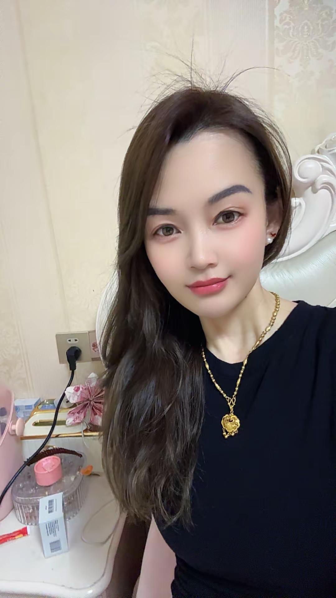 今天依然是自己喜欢的样子，活在自己的频道里，随性且自由。