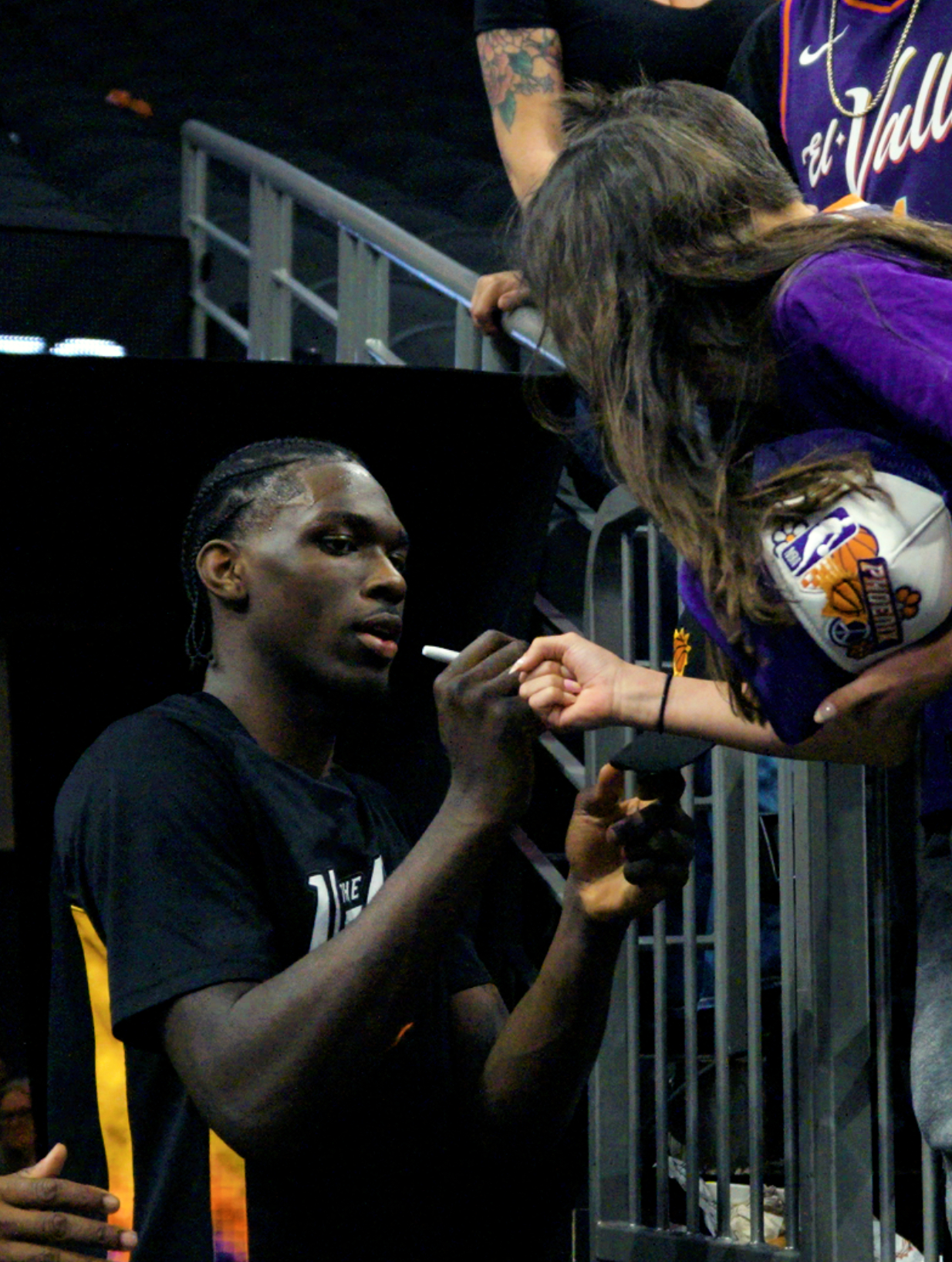 FLM赛后给超多球迷签名 💜 菲尼克斯太阳 ｜旭日东升 ｜黄蜂vs太阳 ｜ 