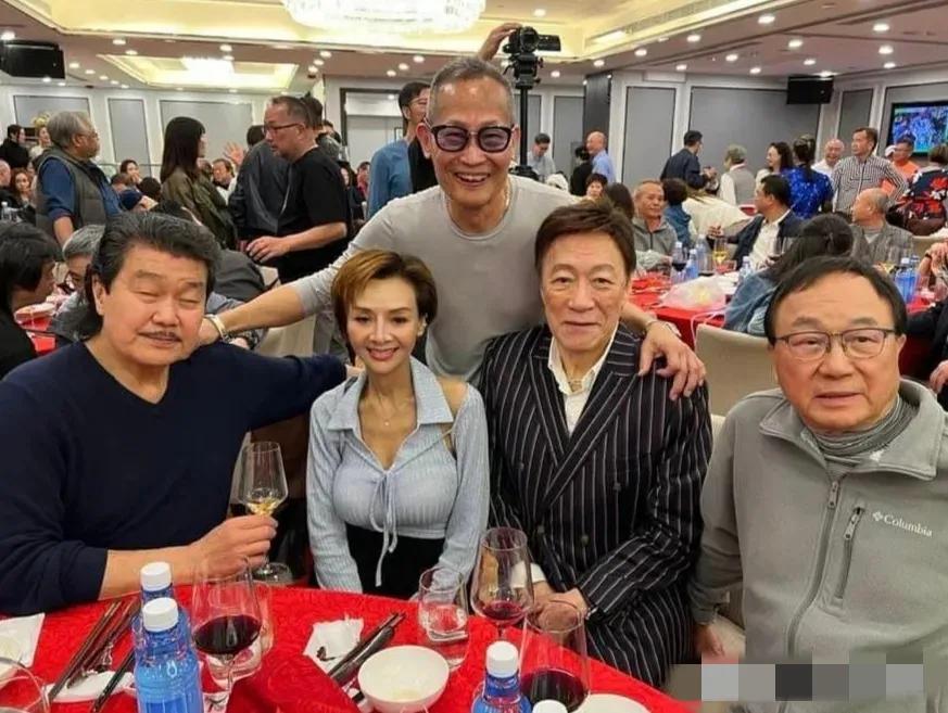芝姐看到会不会生气？一群老爷们将昔日女神团团围住！[捂脸]
岁月如梭、青春易逝，