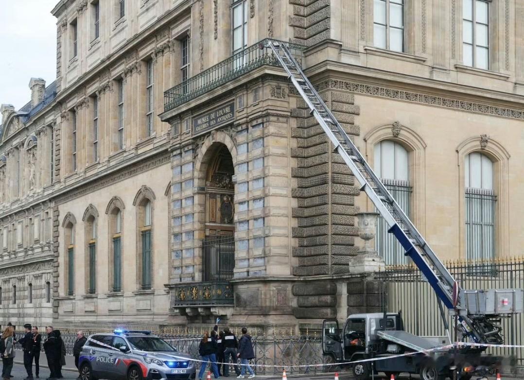 巴黎检察官办公室11月2日证实，又有一名38岁女子和一名37岁男子被正式起诉，使