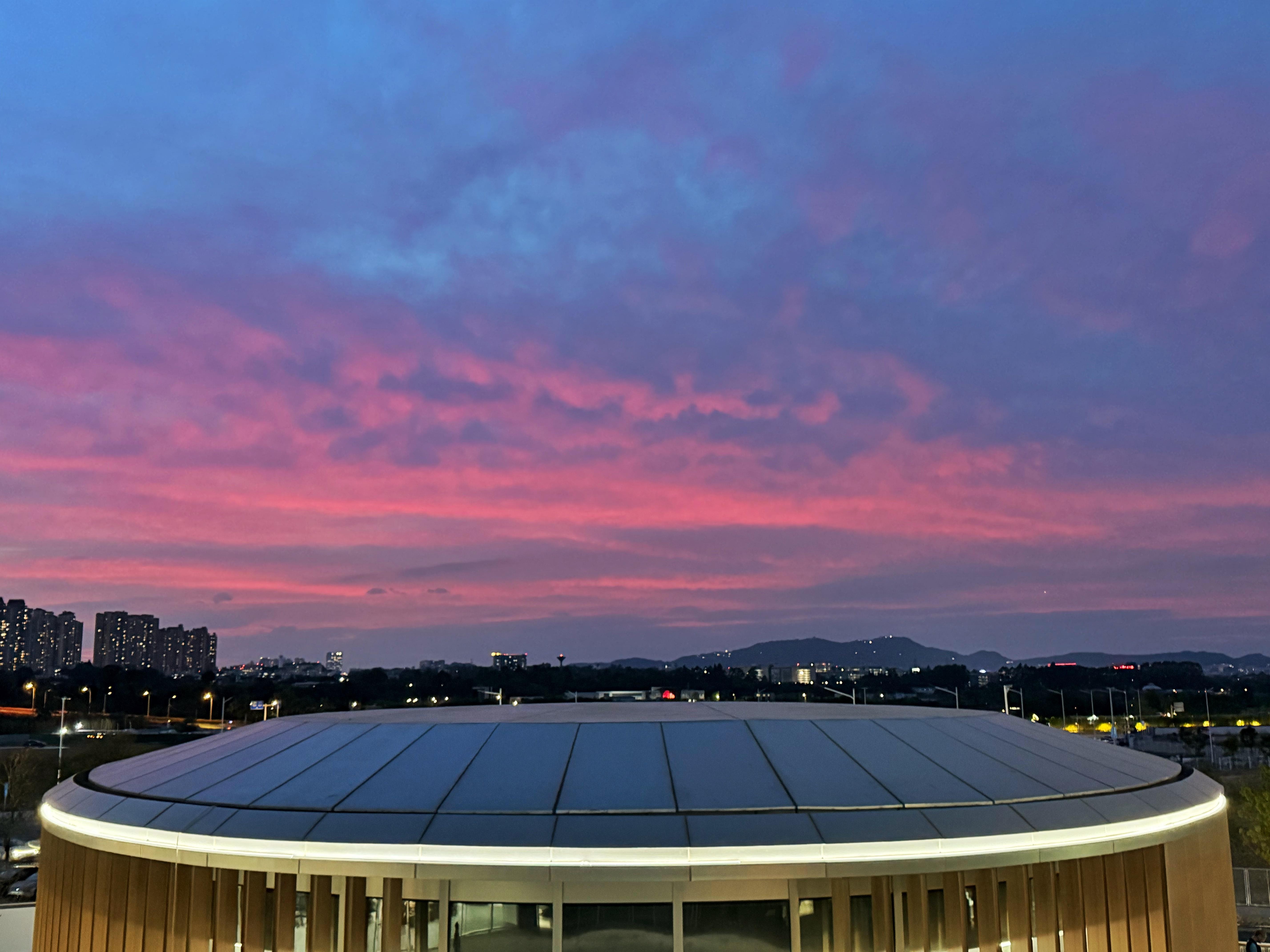 刚到露台透透气，遇到了绝美晚霞！ 