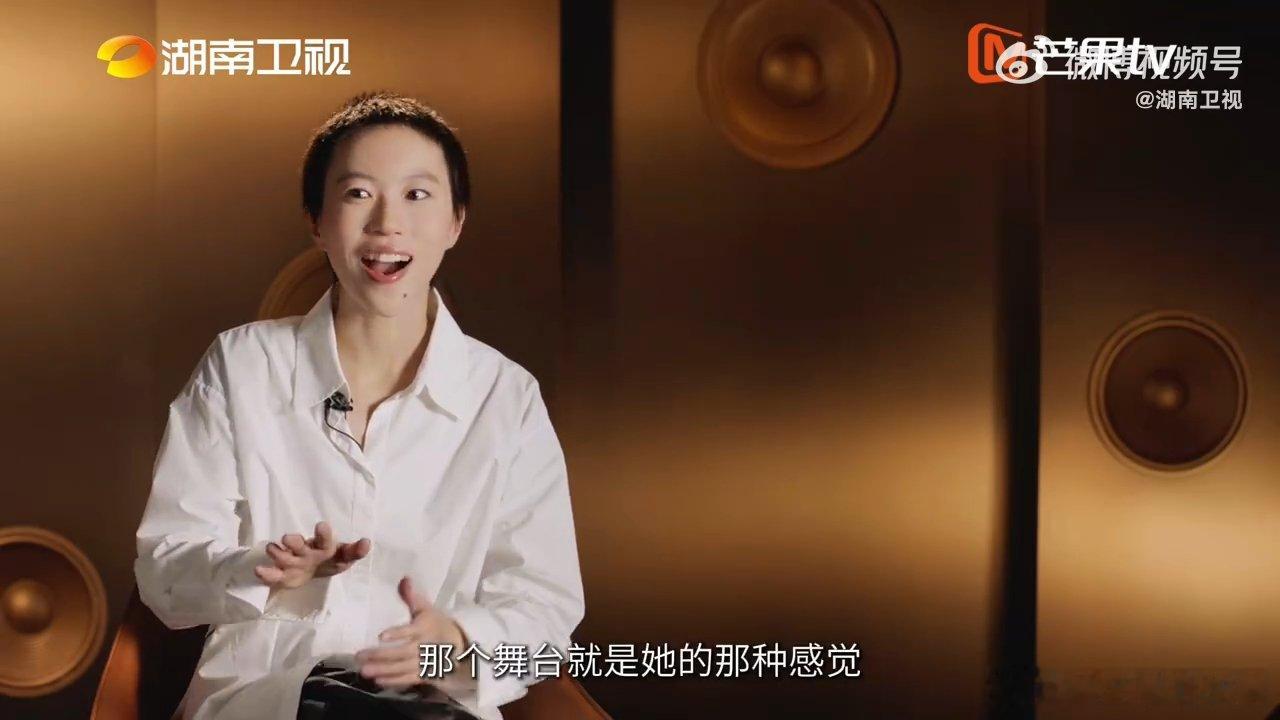 窦靖童说万妮达很优秀歌手2026 赛后采访里窦靖童笑意盈盈，说要好好想下一期唱什