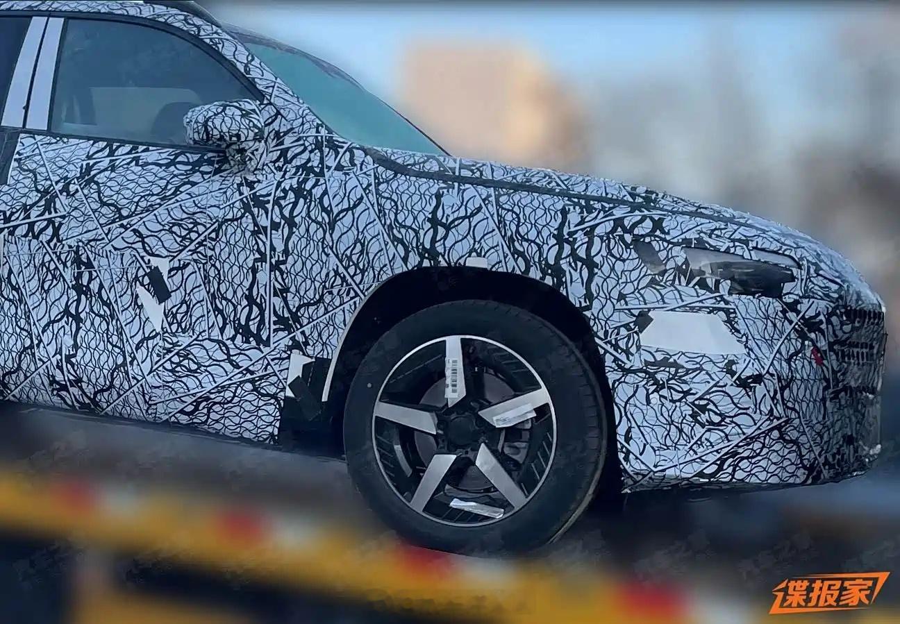 刚在群里看到的，疑似全新奔驰GLB国内谍照，换装新的尾灯组，大家对这台车有什么期