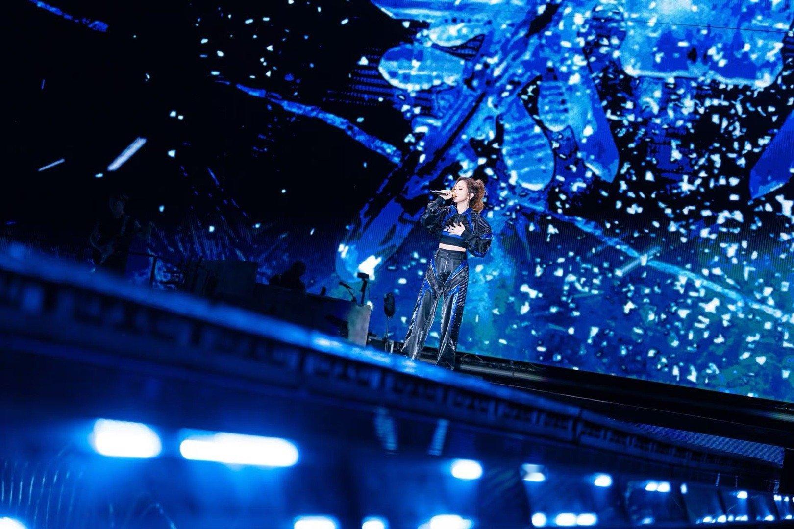 邓紫棋 下雪了 从此，演唱会有了新的天花板。邓紫棋《冰河时代》的飘雪舞台，将会成