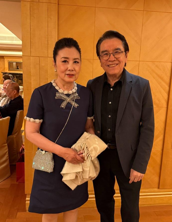 最近汪明荃和姜大卫一起去给朋友过生日，两位如今看上去依然很年轻。

汪明荃这回搭