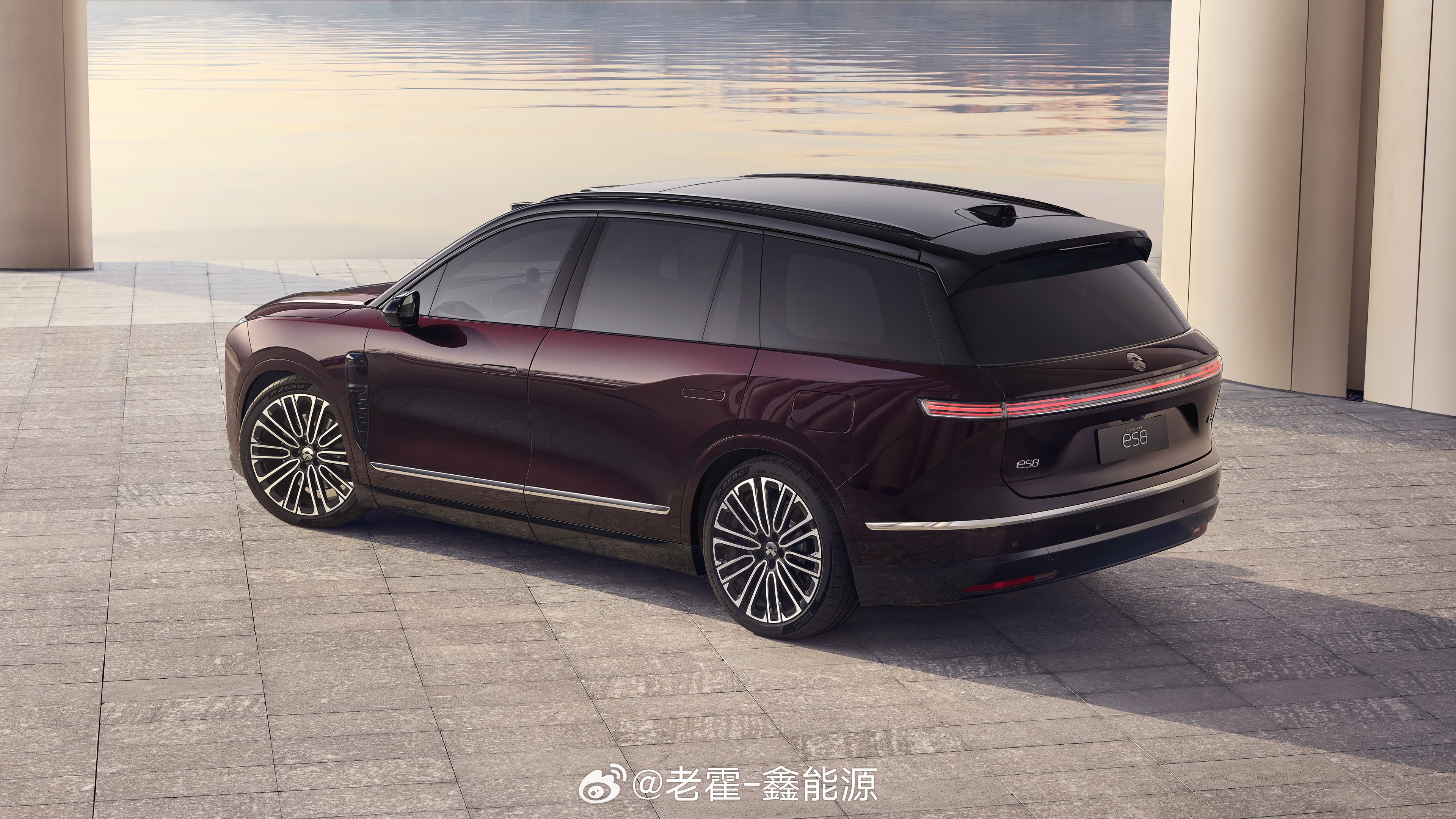 ES8的M42星云红来了！ET9和EC7同色，这个颜色十分的高级，内敛的同时又很