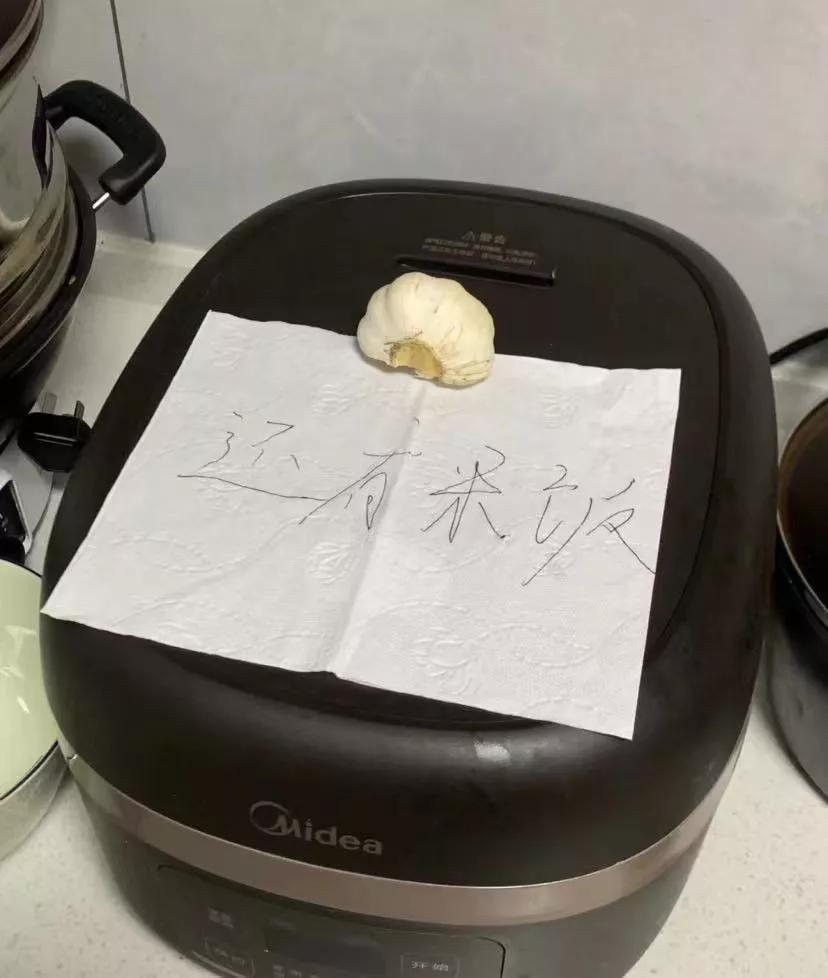 男朋友为什么拿我当傻子一样
哈哈哈哈哈哈哈我服了，他出门打球都没给我说一声锅里有