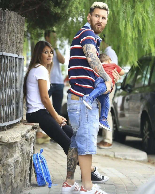 梅西  爸比妈咪还有麻袋一起来接蒂亚戈放学梅西能有多可爱梅西回忆录