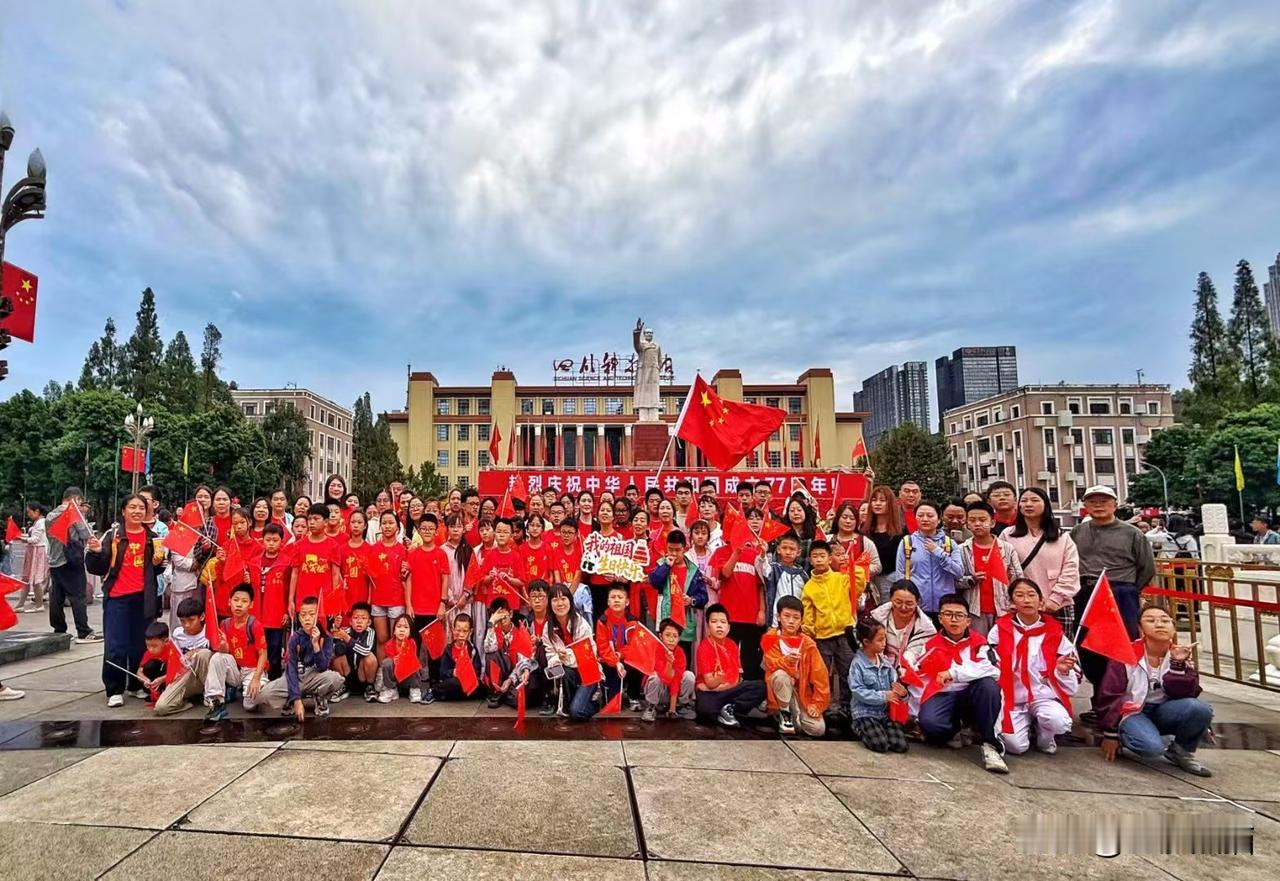 《国庆留影，礼赞祖国》 
成都市老年人协会摄影专委会
图文原创：温建军
组稿编辑