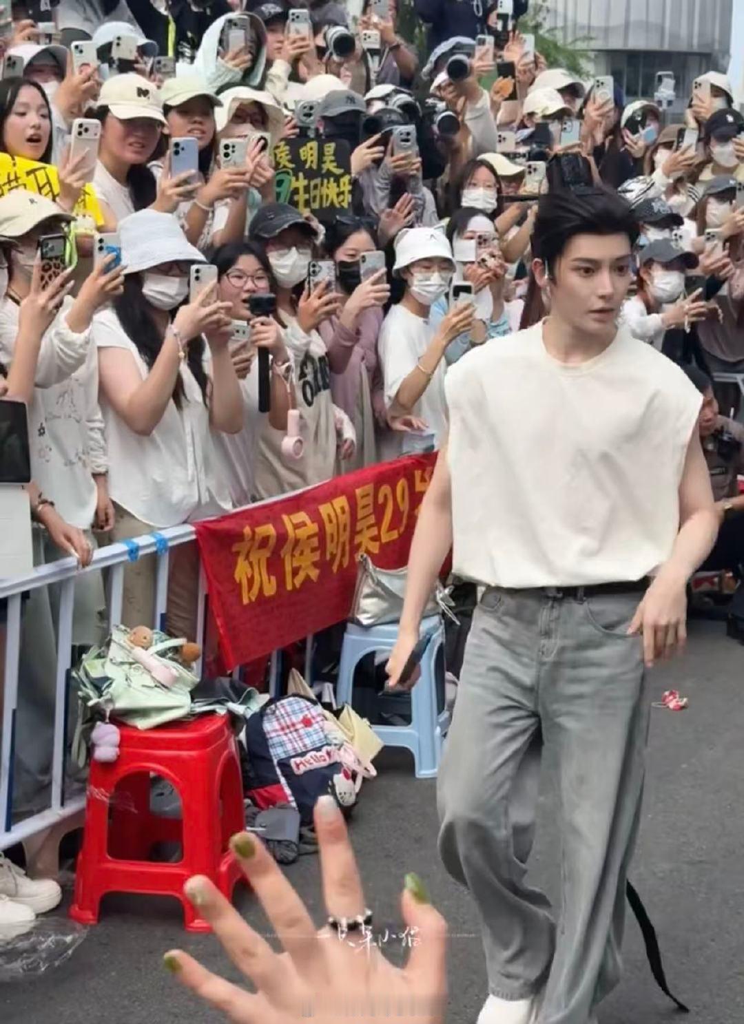 侯明昊帮粉丝捡风扇侯明昊帮粉丝捡风扇！侯明昊给粉丝捡风扇