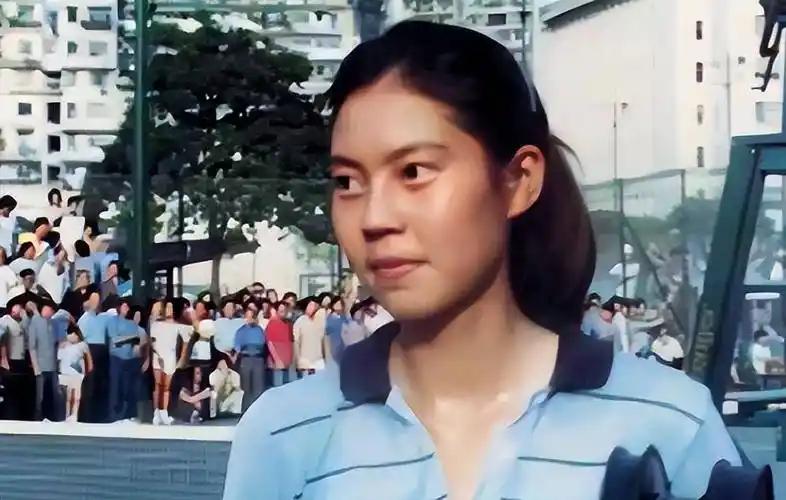 [微风]1982年，她在比赛期间背叛了祖国，以“政治避难”为由投向了美国的怀抱，