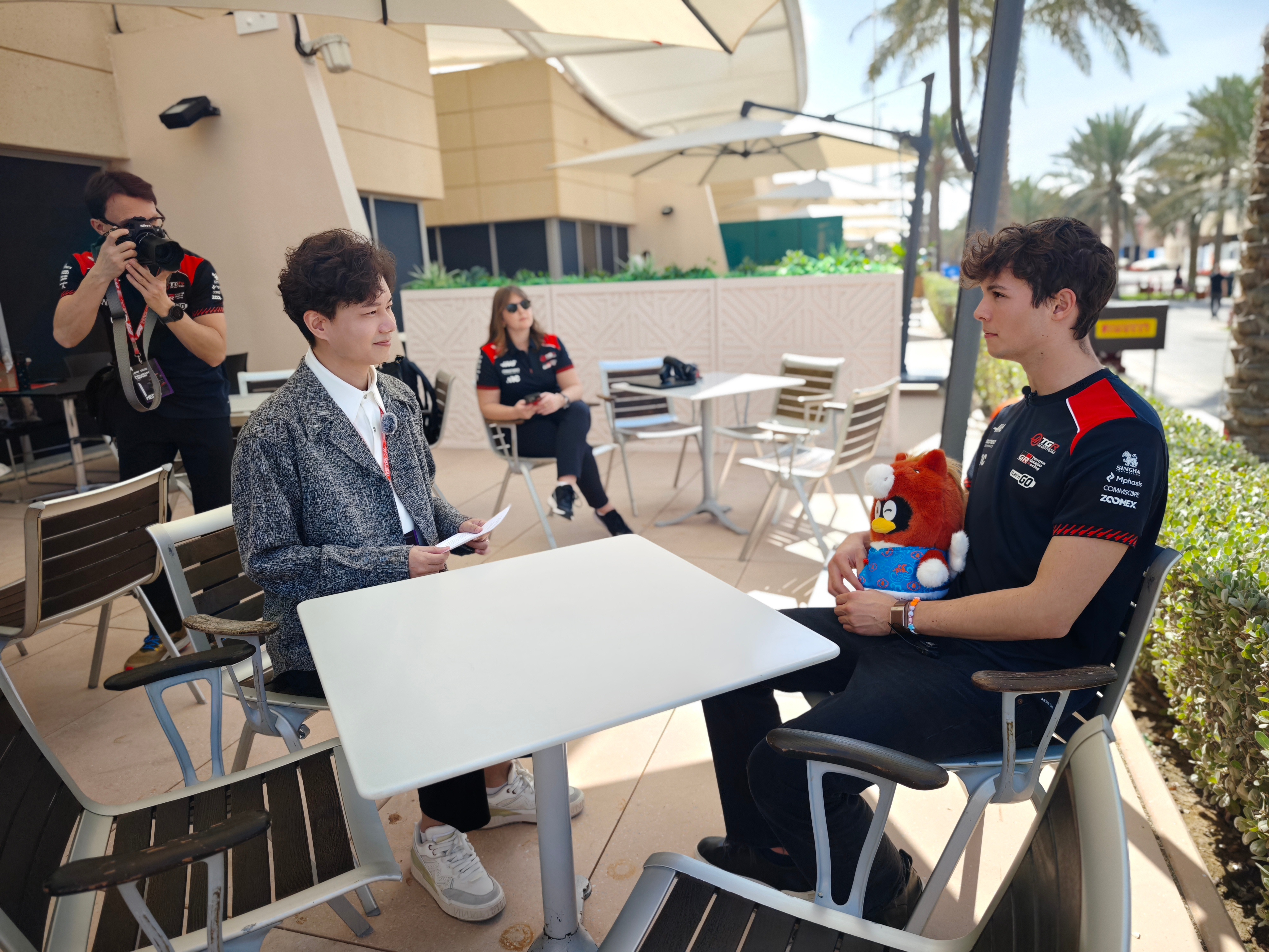 刚采完贝尔曼，Ollie还向中国车迷们送上了祝福！成片请后续关注腾讯体育～F12