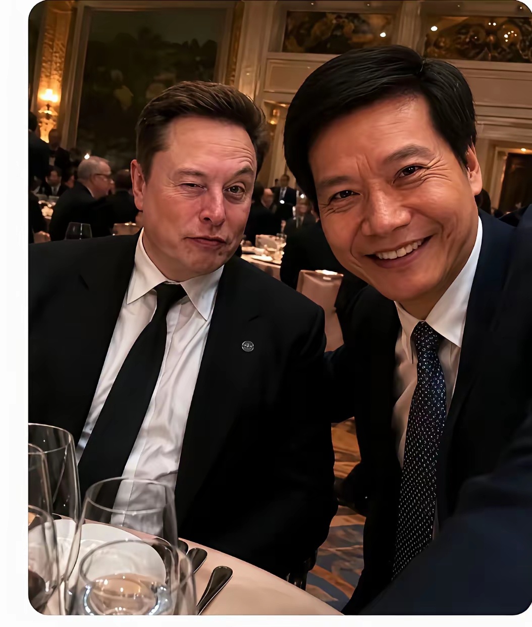 网上真的是啥人都有。有个网友把自己的美照，放在雷军和马斯克中间，还配文说：“我居