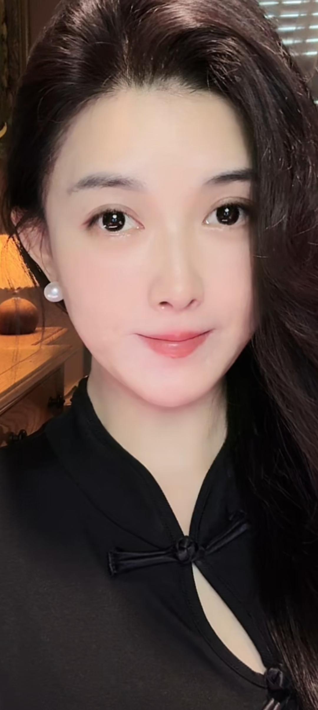 这位美女在微笑，真好看！