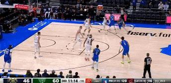 NBA赛场镜头：字母哥篮下秀脚步，真的秀了戈登一脸生无可恋！
  戈登面对这样的