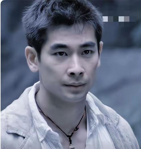赵文卓年轻时才真的是那种浓眉大眼，剑眉星目的男人。看上去就是那种混身散发出青春荷